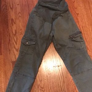 Maternity Capri pants with pockets on both sides
